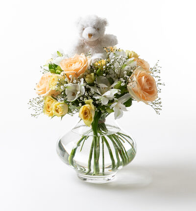 Rosebukett i fersken og hvitt med bamse Rosebukett i fersken og hvitt med bamse